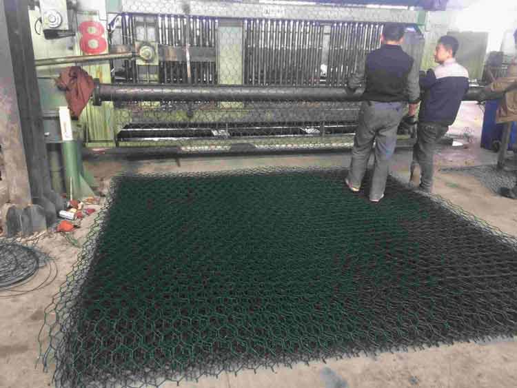 涂塑石籠網(wǎng)員工施工